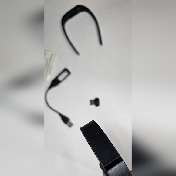 [FIT BIT] Early Generation NEW accessories included - Picture 2 of 3